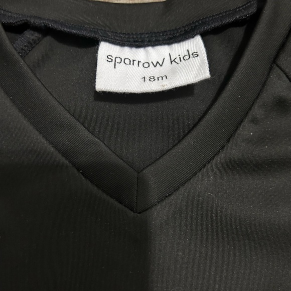 NWT Sparrow Kids Black V-Neck Short Sleeve Rashguard - Picture 3 of 3